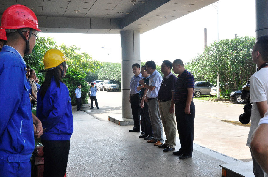 工會(huì)慰問送清涼，甘甜爽口暖心田