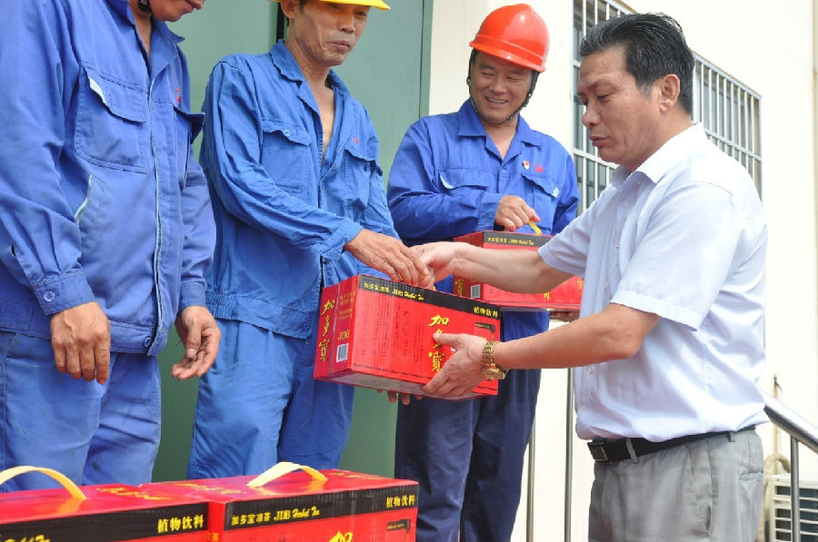 暑熱送清涼，甘泉暖人心